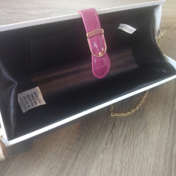 Ruby Collection Trends Makeup Magazine Crossbody Purse - Picture 9 of 12